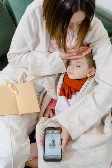 Çocuklarda Strep A Ateşi Hakkında Ne Bilmeliyim? 6 cep telefonu tutan beyaz ceketli kadın